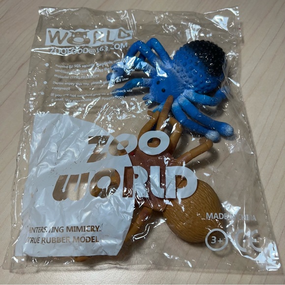 NWT Two Giant Tarantula Spiders Halloween Decoration Rubber Decor - Picture 6 of 6